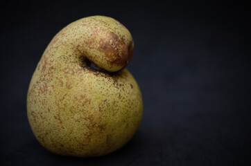 Pera em fundo escuro