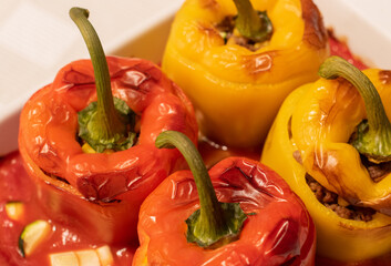 Gefüllte Paprikaschote mit Hackfleisch und Tomatensoße 