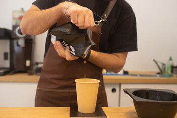 Fototapeta na wymiar Barista making coffee in coffeeshop.