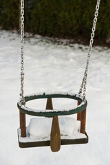schneebedeckte Schaukel auf dem Spielplatz