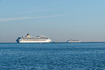 Fototapeta na wymiar cruise ship in the gulf of la spezia