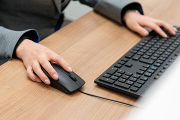 マウスを握る女性の手　オフィスワーク　