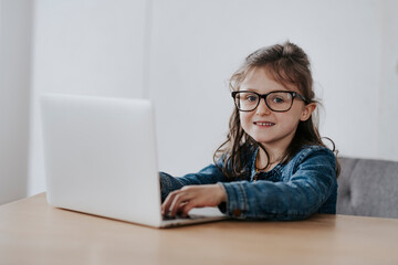 Mädchen, 6 Jahre, mit Laptop