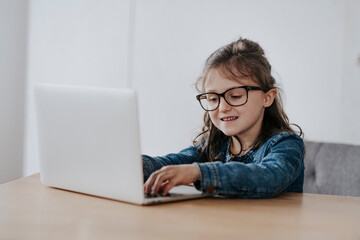 Mädchen, 6 Jahre, mit Laptop