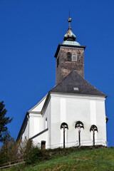 Fototapeta na wymiar Josefikirche in Schwanberg in der Weststeiermark vor tiefblauem Himmel