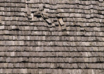 Stary drewniany dach z drewnianym gontem