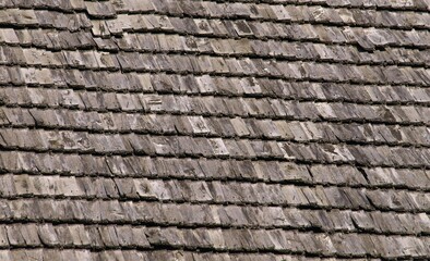 Stary drewniany dach z drewnianym gontem