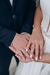 Obraz na płótnie Canvas the bride and groom hold each other's hands