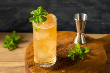 Fototapeta premium Boozy Alcoholic Suffering Bourbon Cocktail