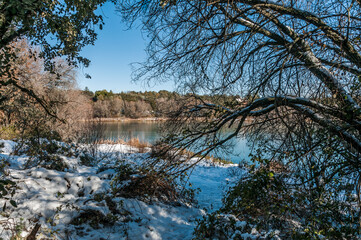 Los Arroyos Reservoir, El Escorial, Madrid. View of this frozen and snowy reservoir after the storm Filomena.