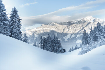 Blick vom Berg ins tief verschneite Zillertal in Tirol