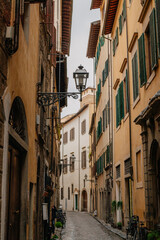Fototapeta na wymiar Italian narrow street 