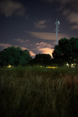 bts, repetidor de telefonía móvil, 4g gsm, de noche con estrellas