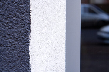 Wand und Bürgersteig mit Farben