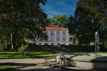 Am Hang eines früheren Weinbergs liegt das ehemalige Schloss Freienwalde mit Park und Brunnen -...