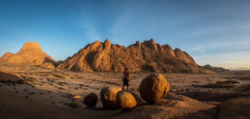 Sonnenaufgang nahe Spitzkoppe, dem größten Bergmassiv in Namibia.