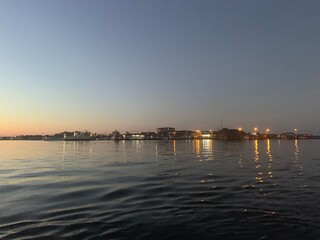 Naklejka premium Hermoso paisaje, el amanecer salida del sol desde el rio Amazonas, Iquitos - Perú