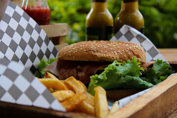 Hamburguesa al carbón acompañada de papas fritas  