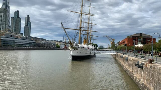 Crucero/barco/fragata en r&iacute;o de ciudad /  Cruise / ship / frigate on city river