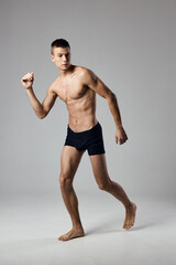 Obraz premium guy in shorts running indoor sport fitness athletics