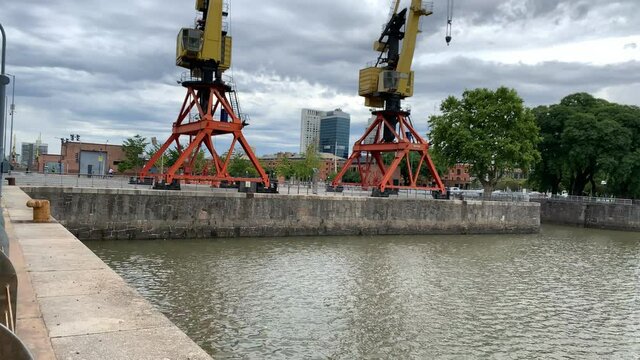 Gr&uacute;as de carga de contenedores en puerto / Container loading cranes in port