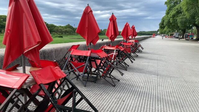 sillas y sombrillas de bar/restaurante en cuarentena / Quarantined bar / restaurant chairs and umbrellas