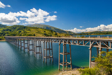Bridge Ponte delle Stecche, Lago di Campotosto in National Park Gran Sasso e Monti della Laga, Abruzzo region, Italy