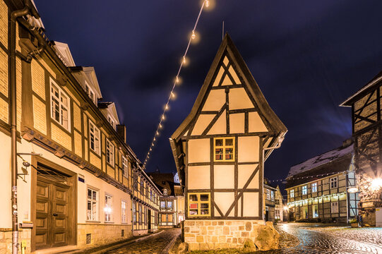 Wunderschöne historische Altstadt von Quedlinburg im Harz bei Nacht im Winter
