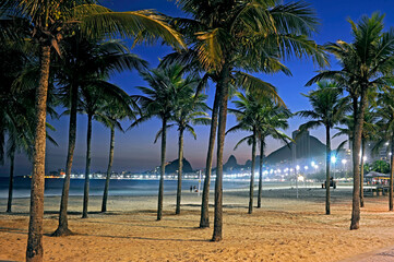 Entardece na Praia de Copacabana. Rio de Janeiro