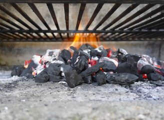 Brennende Kohle unter dem Rost Grill - Grillkohle