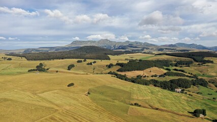 Obraz premium survol du Puy de Sancy en Auvergne, parc naturel régional des volcans d'Auvergne