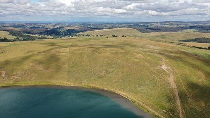 Naklejka premium survol du Puy de Sancy en Auvergne, parc naturel régional des volcans d'Auvergne