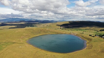 survol du Puy de Sancy en Auvergne, parc naturel régional des volcans d'Auvergne