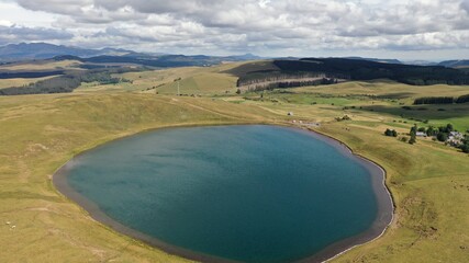 survol du Puy de Sancy en Auvergne, parc naturel régional des volcans d'Auvergne
