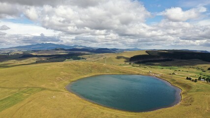 survol du Puy de Sancy en Auvergne, parc naturel régional des volcans d'Auvergne