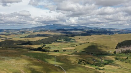 Naklejka premium survol du Puy de Sancy en Auvergne, parc naturel régional des volcans d'Auvergne