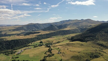 survol du Puy de Sancy en Auvergne, parc naturel régional des volcans d'Auvergne