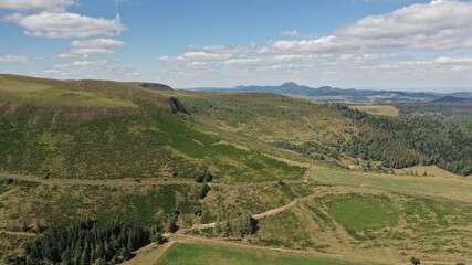 Obraz premium survol du Puy de Sancy en Auvergne, parc naturel régional des volcans d'Auvergne