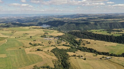 Naklejka premium survol du Puy de Sancy en Auvergne, parc naturel régional des volcans d'Auvergne