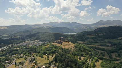 château de murol en Auvergne, vue aérienne