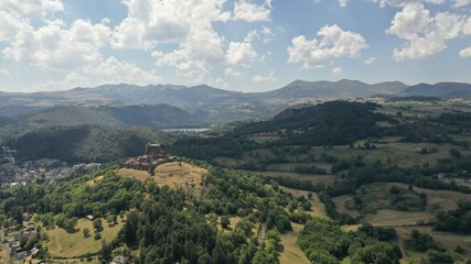 Fototapeta na wymiar château de murol en Auvergne, vue aérienne