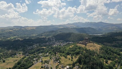 Fototapeta premium château de murol en Auvergne, vue aérienne