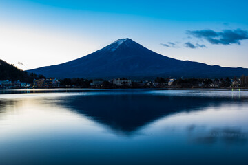 河口湖から眺める富士山　冬の朝景