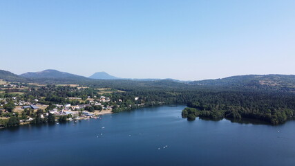 Lac d'Aydat vue du ciel, parc naturel régional des volcans d'Auvergne