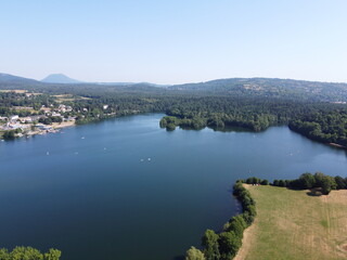 Fototapeta na wymiar Lac d'Aydat vue du ciel, parc naturel régional des volcans d'Auvergne