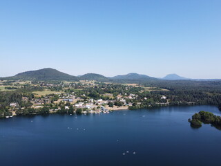 Lac d'Aydat vue du ciel, parc naturel r&eacute;gional des volcans d'Auvergne