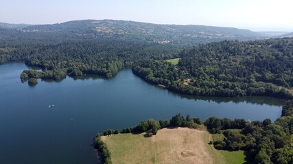 Lac d'Aydat vue du ciel, parc naturel régional des volcans d'Auvergne