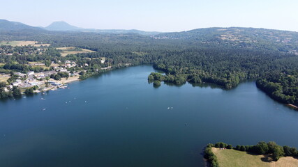 Lac d'Aydat vue du ciel, parc naturel régional des volcans d'Auvergne