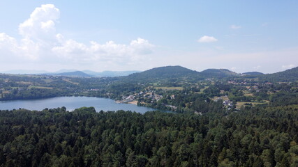 Lac d'Aydat vue du ciel, parc naturel régional des volcans d'Auvergne