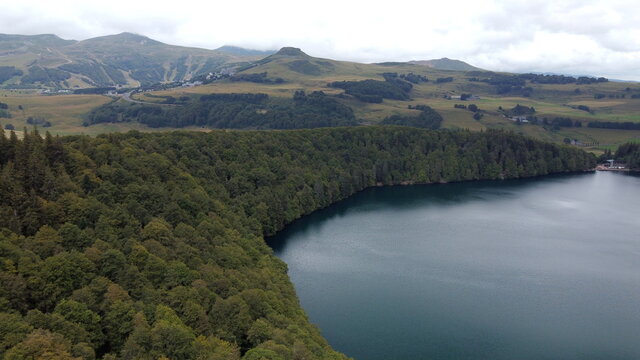 lacs et volcans d'Auvergne autour du puy de Sancy © Lotharingia